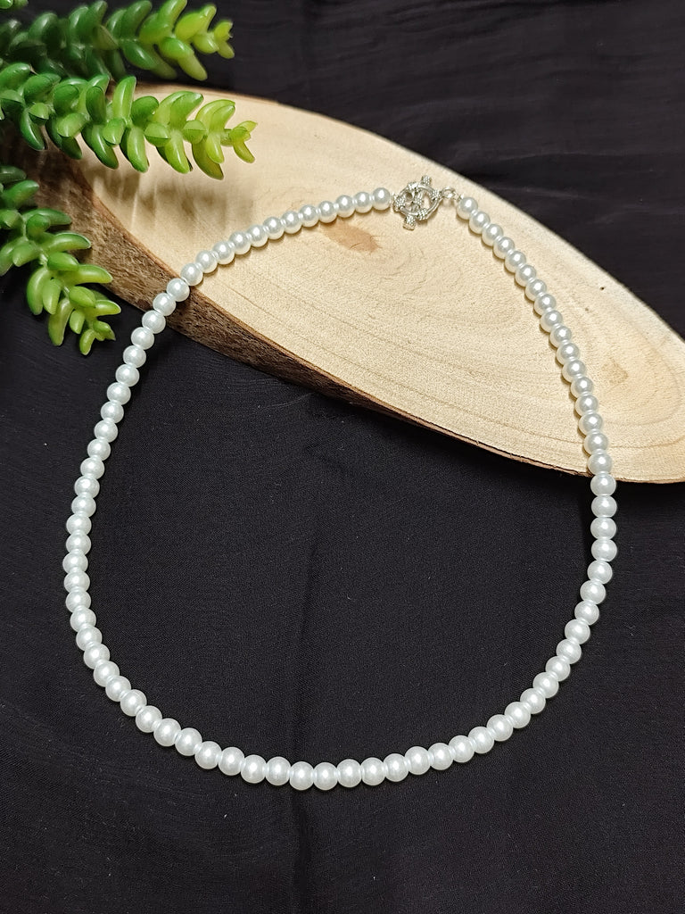 Single Line Off-white Pearl Short Necklace
